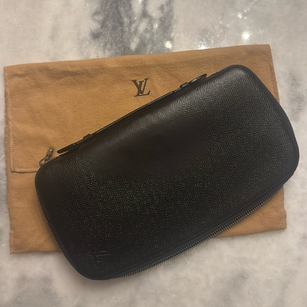 Louis Vuitton EUC Black Taiga Leather Atoll Travel Case Wallet